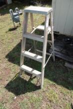 ALUMINUM STEP LADDER