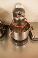 KITCHENAID 8 QT MIXER W/BOWL, PADDLE, WHISK & HOOK