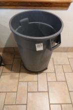 BRUTE TRASH CAN W/CASTERS