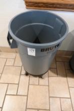 BRUTE TRASH CAN W/CASTERS