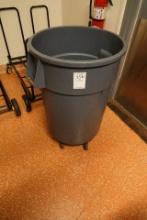 BRUTE TRASH CAN W/CASTERS