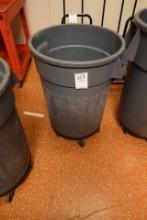 BRUTE TRASH CAN W/CASTERS