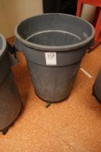 BRUTE TRASH CAN W/CASTERS