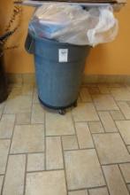 BRUTE TRASH CAN W/CASTERS