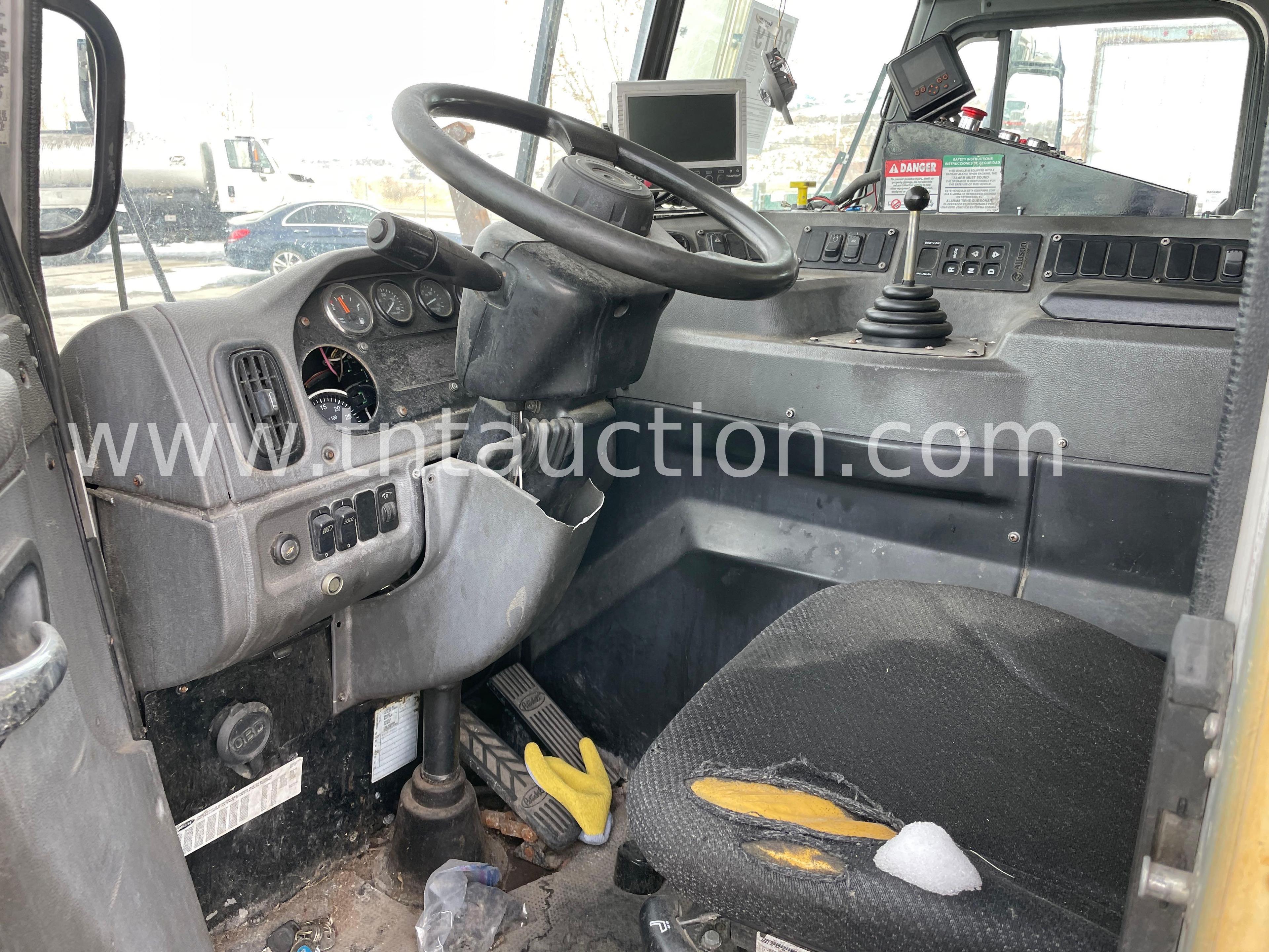 2015 Peterbilt Garbage Truck
