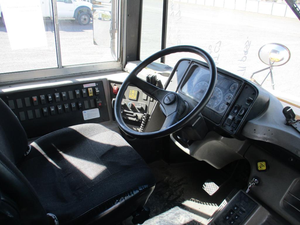 2005 Thomas 71 Pass. Bus