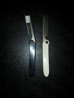 2 razor knives
