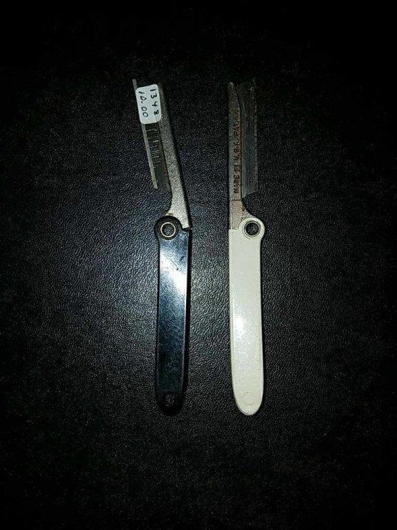 2 razor knives