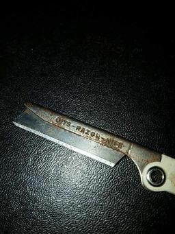 2 razor knives