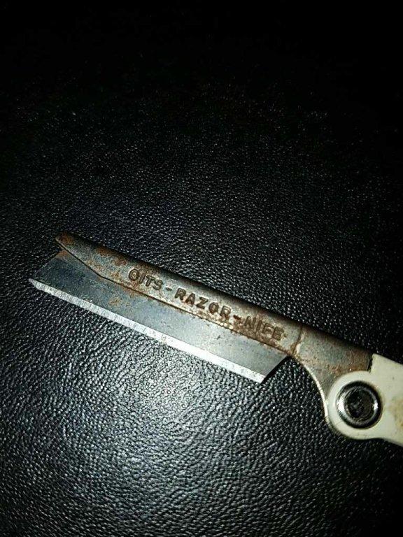 2 razor knives