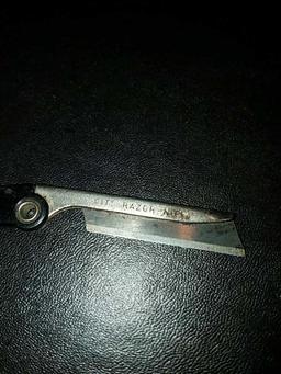 2 razor knives