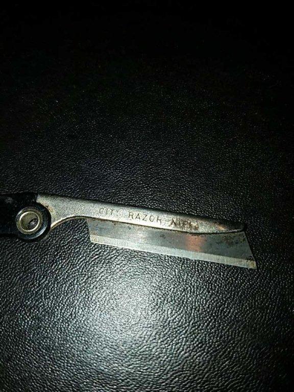 2 razor knives