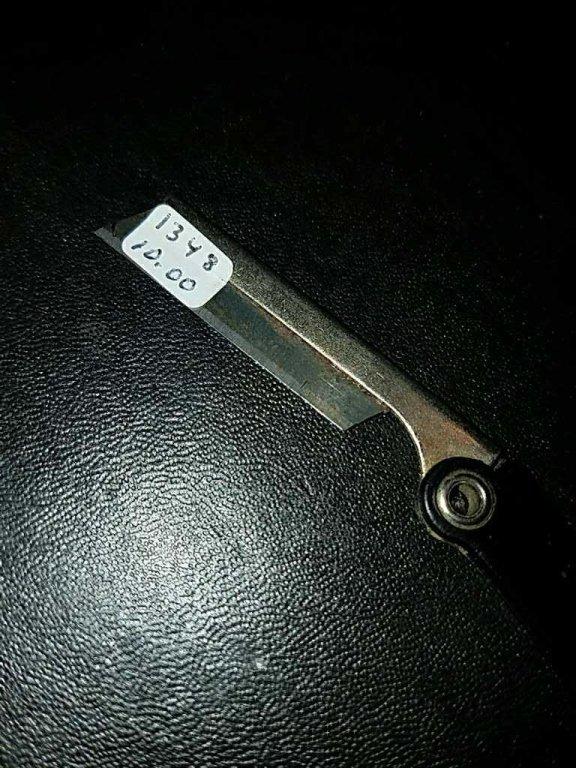2 razor knives