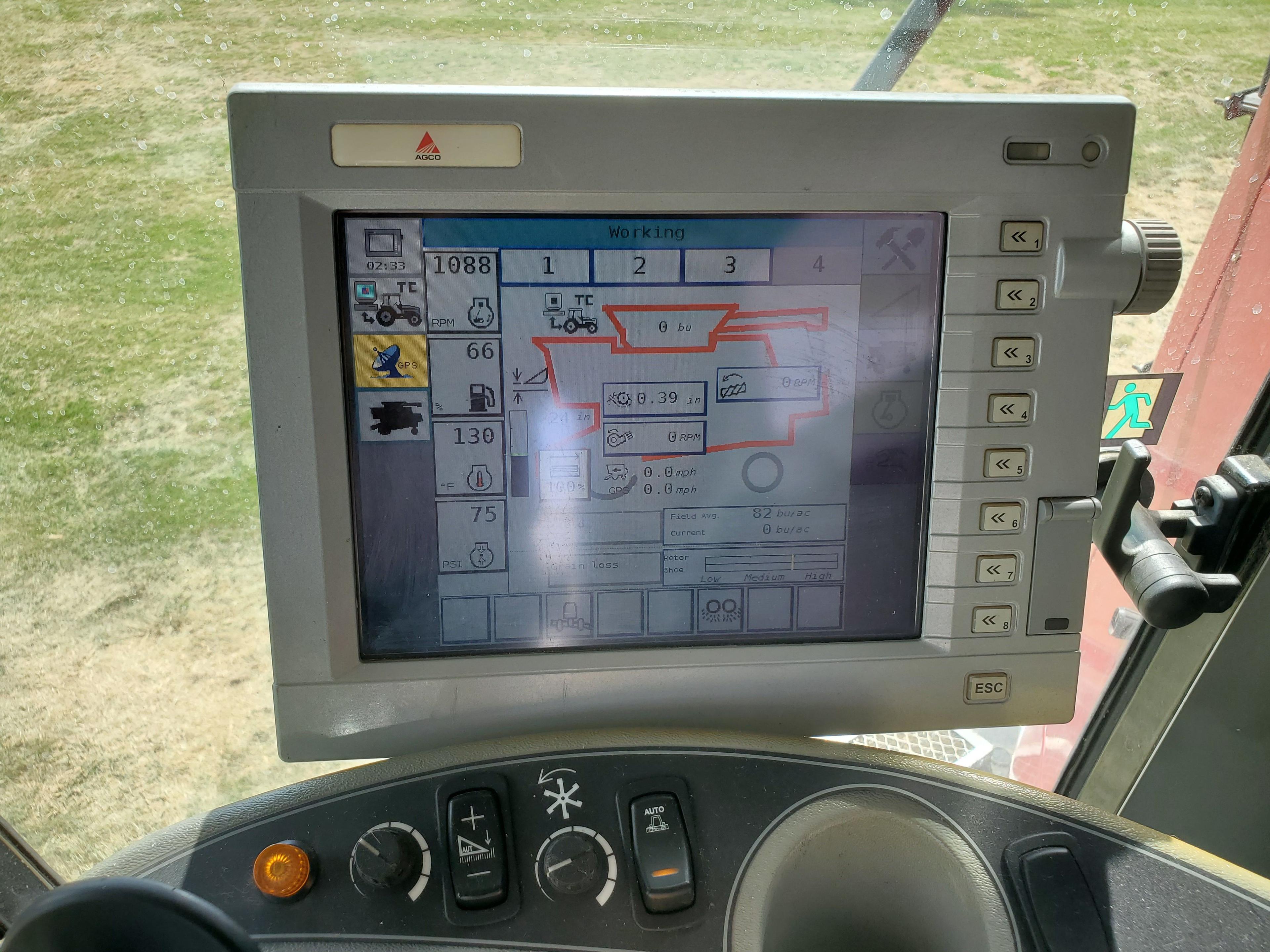 Massey Ferguson 9250 Draper Head , 40 Ft., Dynafles, Fore/Aft, $13,000 Spent on Bearings/Wobble Box/