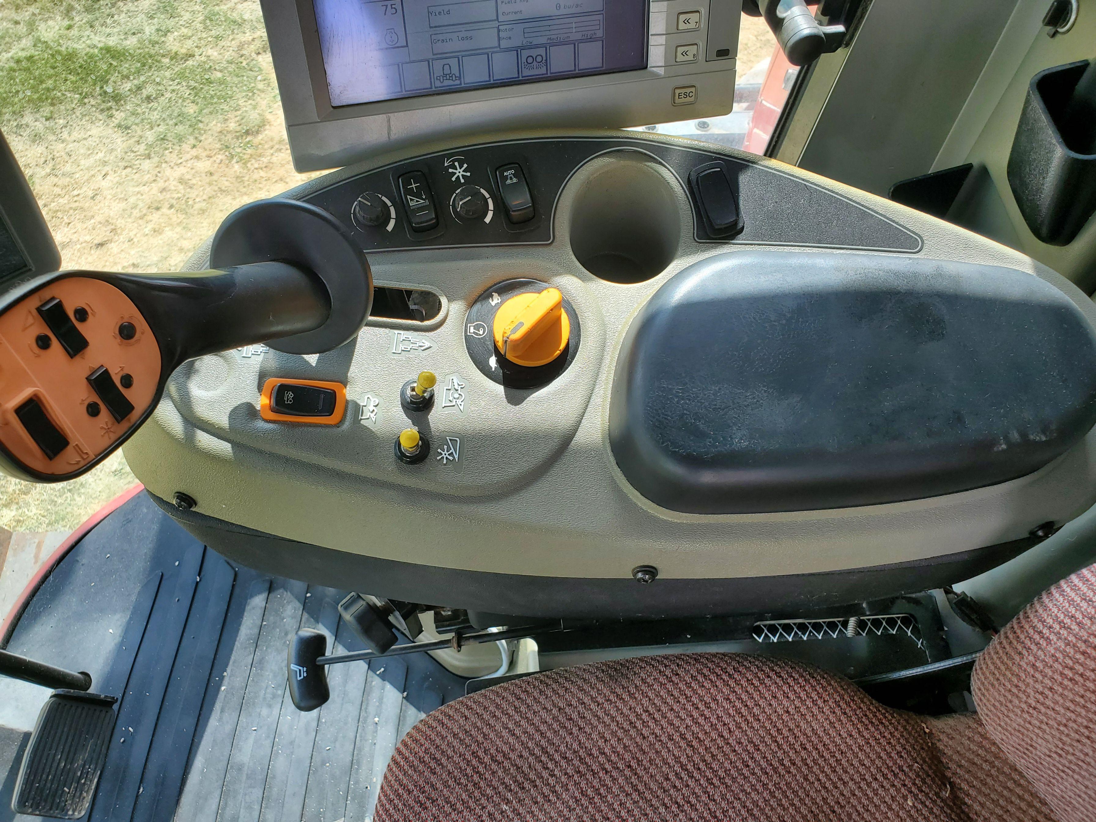 Massey Ferguson 9250 Draper Head , 40 Ft., Dynafles, Fore/Aft, $13,000 Spent on Bearings/Wobble Box/