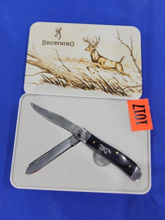 Browning Pocket Knife Double blade browning pocket knife, comes with storage case, good condition.