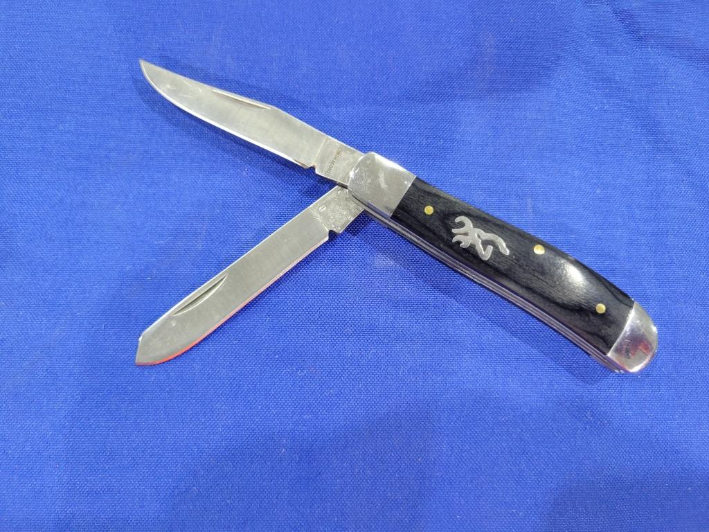 Browning Pocket Knife Double blade browning pocket knife, comes with storage case, good condition.
