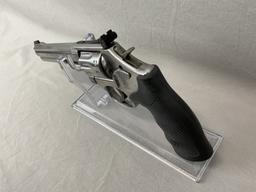 Smith & Wesson, Model 617-6, 22lr ctg, Revolver, 2 Speed Loaders and Hardcase