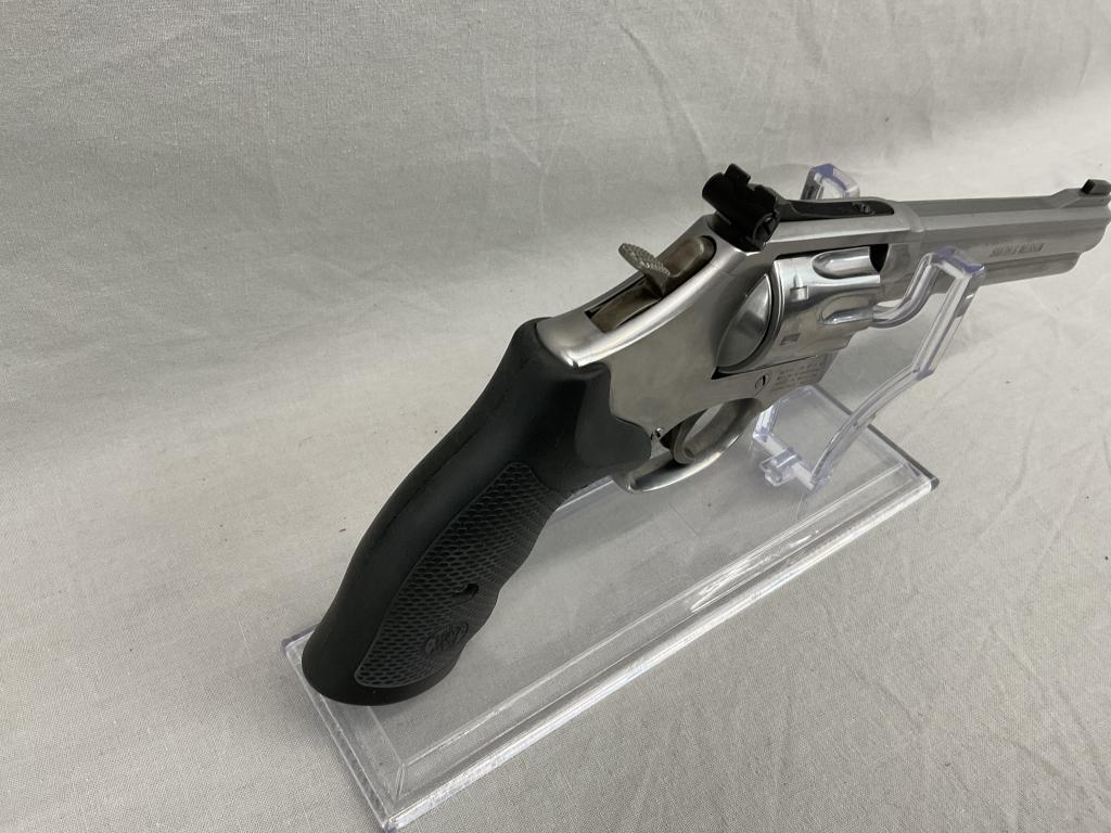 Smith & Wesson, Model 617-6, 22lr ctg, Revolver, 2 Speed Loaders and Hardcase