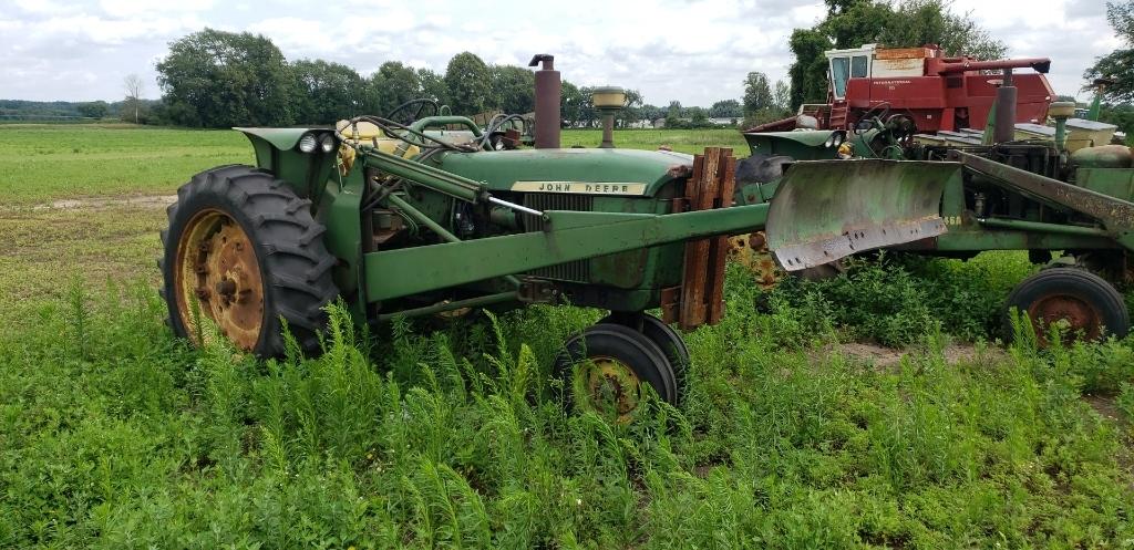John Deere 3010 Narrow front, front push blade, gas, non running