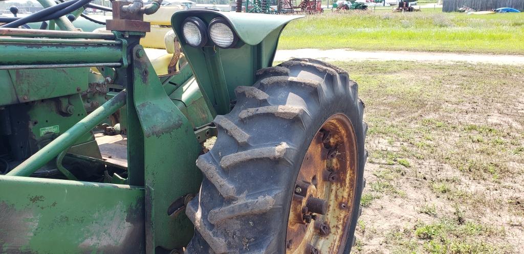 John Deere 3010 Narrow front, front push blade, gas, non running