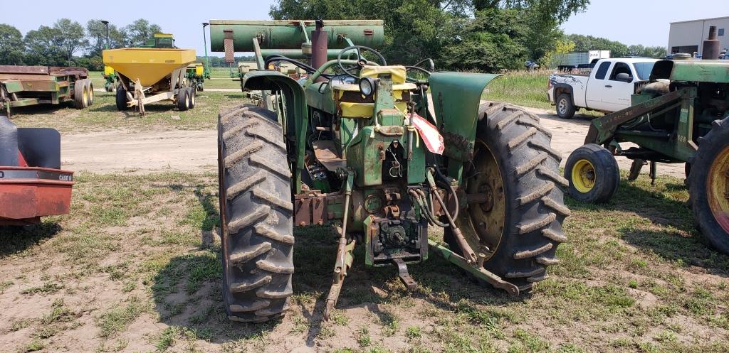 John Deere 3010 Narrow front, front push blade, gas, non running