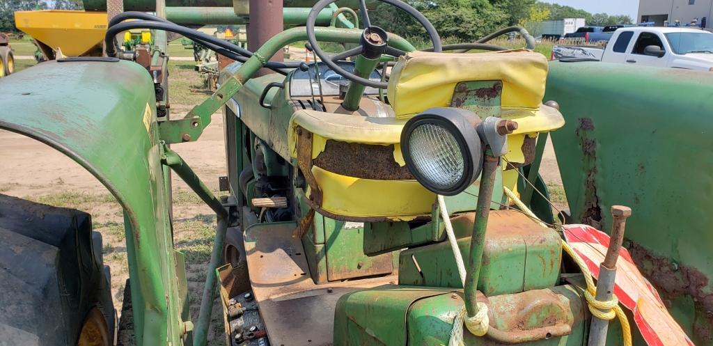 John Deere 3010 Narrow front, front push blade, gas, non running