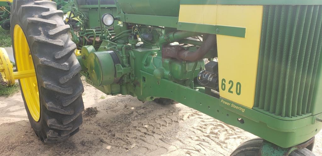 John Deere 620 LP tractor single front wheel