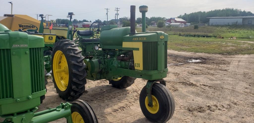 John Deere 620 LP tractor single front wheel