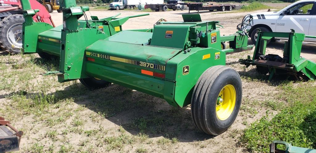 John Deere 3970 chopper with 2R narrow corn head