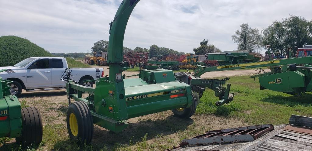 John Deere 3970 chopper with 2R narrow corn head