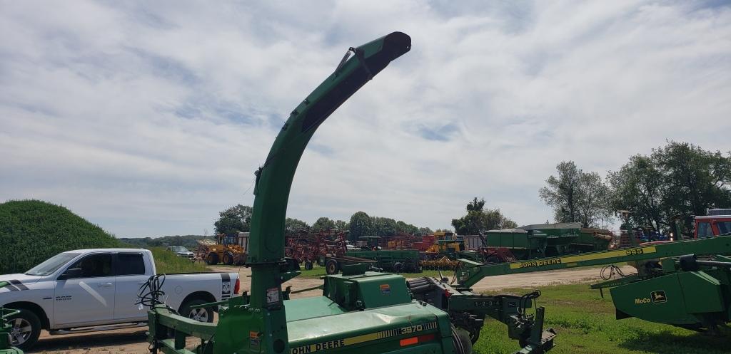 John Deere 3970 chopper with 2R narrow corn head