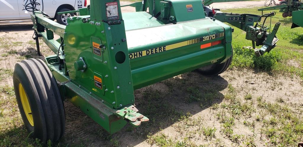 John Deere 3970 chopper with 2R narrow corn head