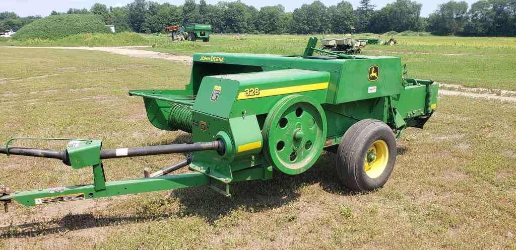 John Deere 328 square baler