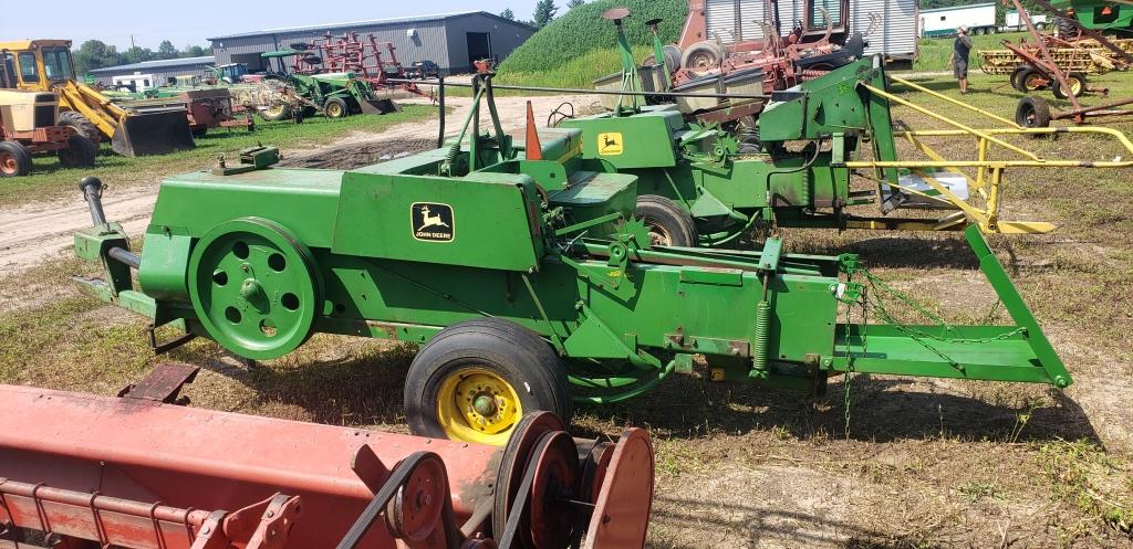 John Deere 327 square baler