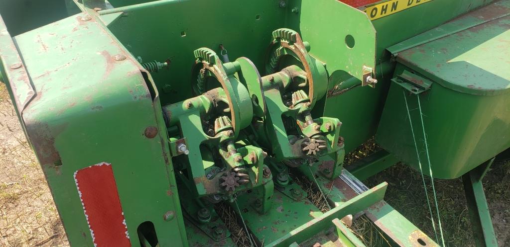 John Deere 327 square baler