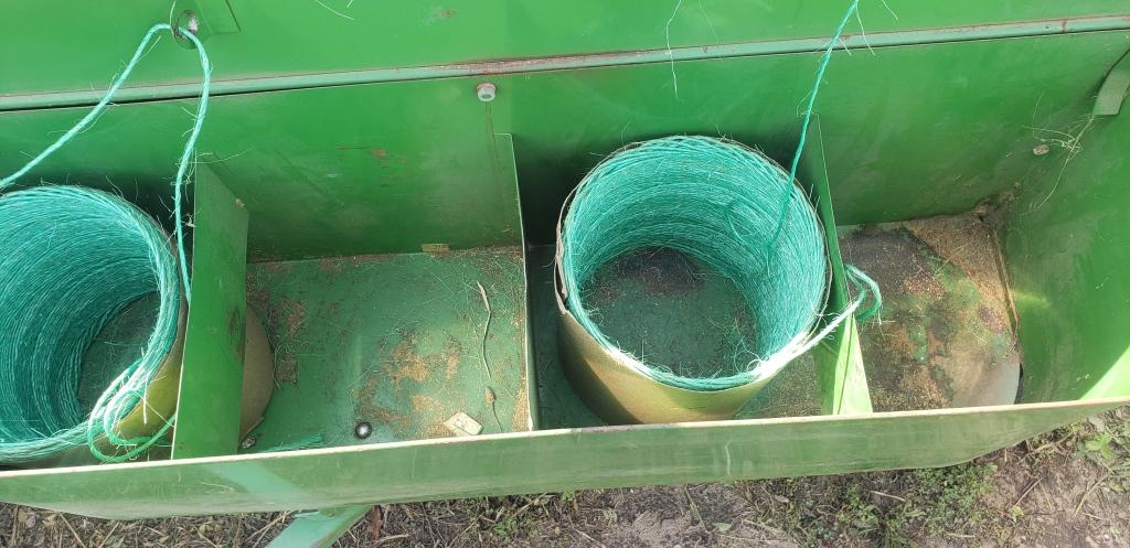 John Deere 327 square baler