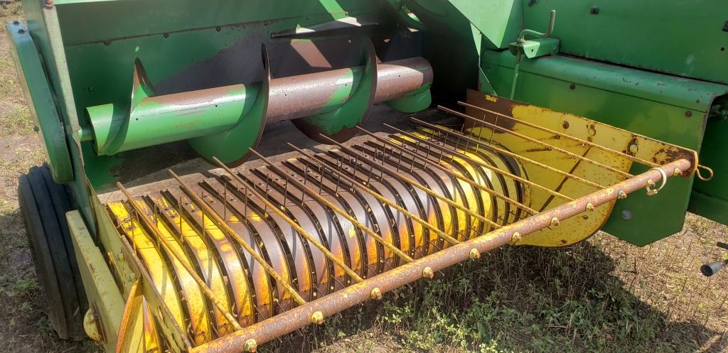 John Deere 327 square baler
