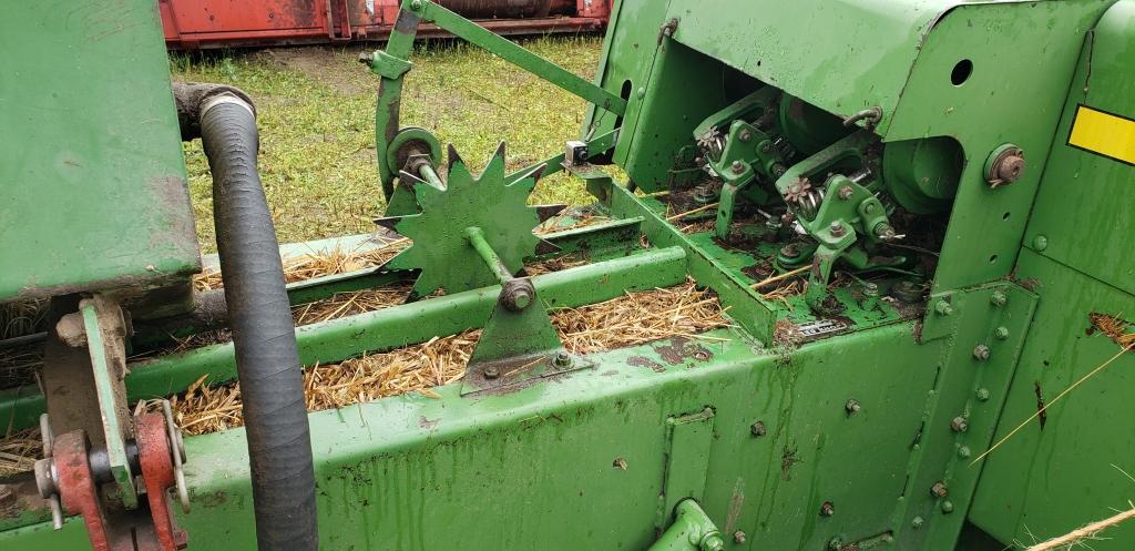 John Deere 336 square baler with thrower