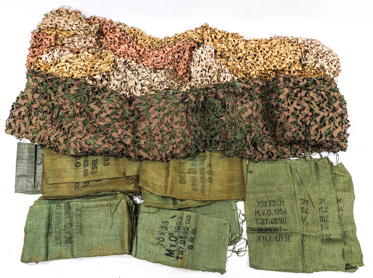KOREAN WAR - CURRENT US ARMY SANDBAGS & CAMO NET