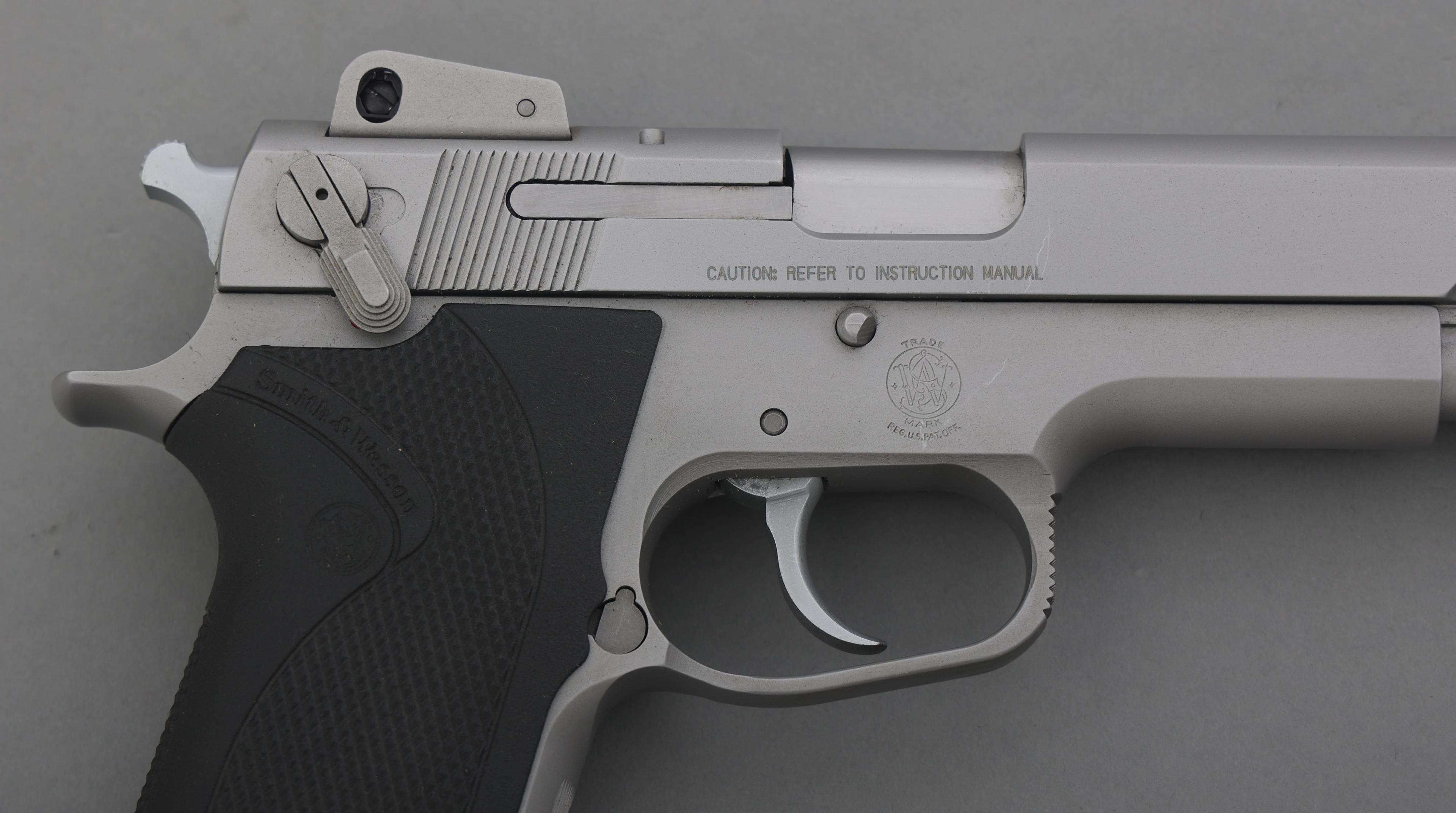 SMITH & WESSON MODEL 1006 10MM CALIBER PISTOL