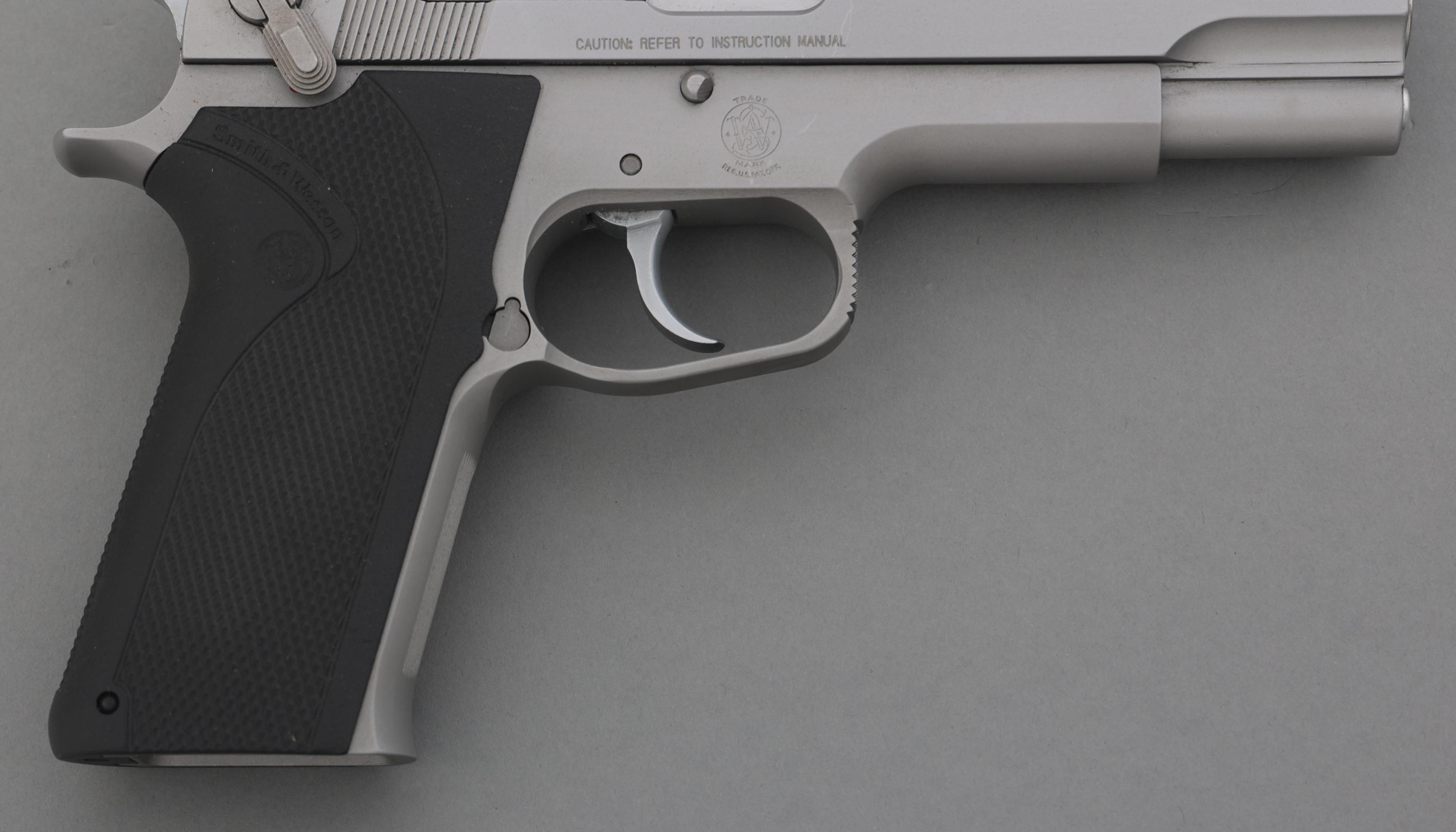 SMITH & WESSON MODEL 1006 10MM CALIBER PISTOL