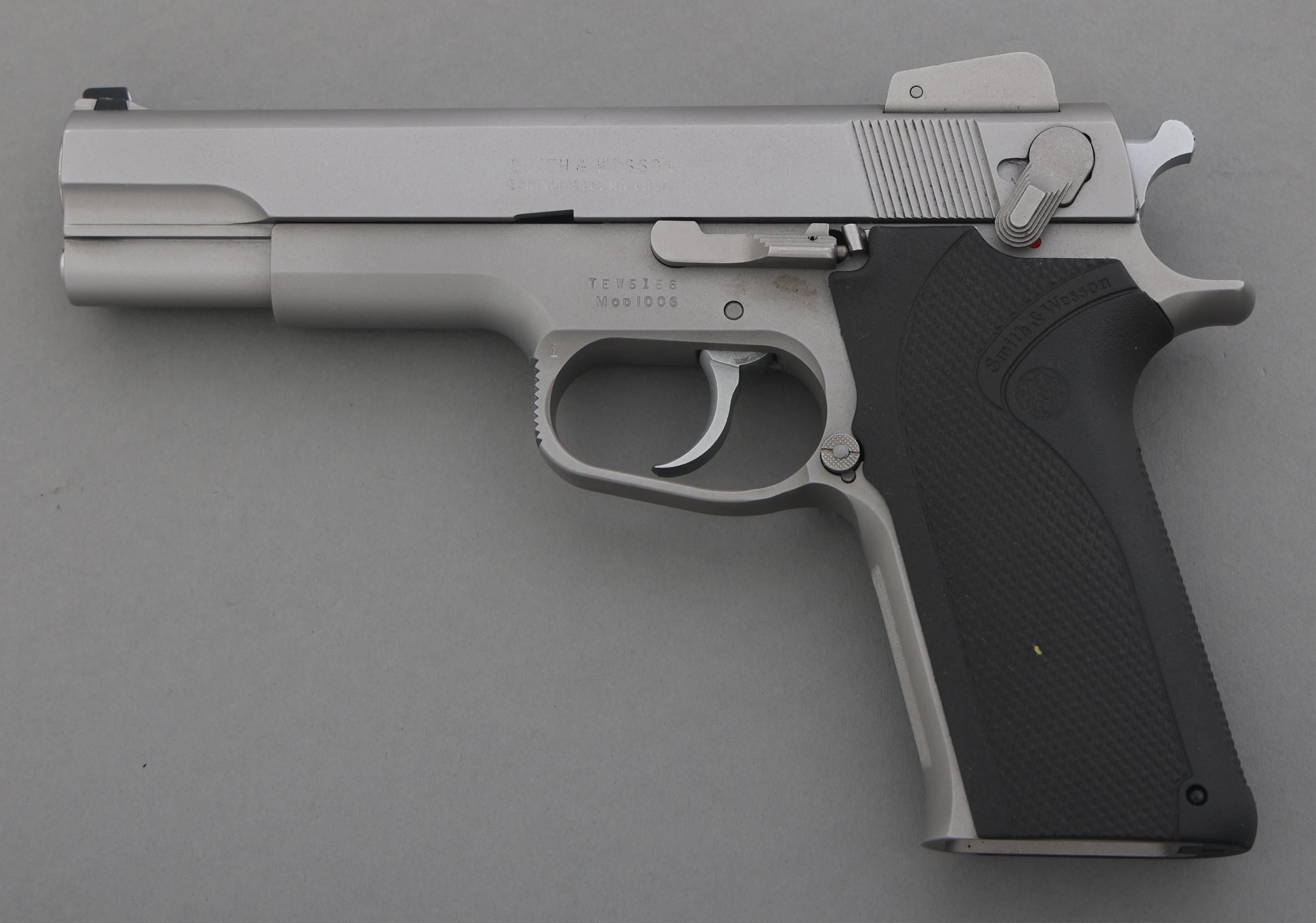 SMITH & WESSON MODEL 1006 10MM CALIBER PISTOL