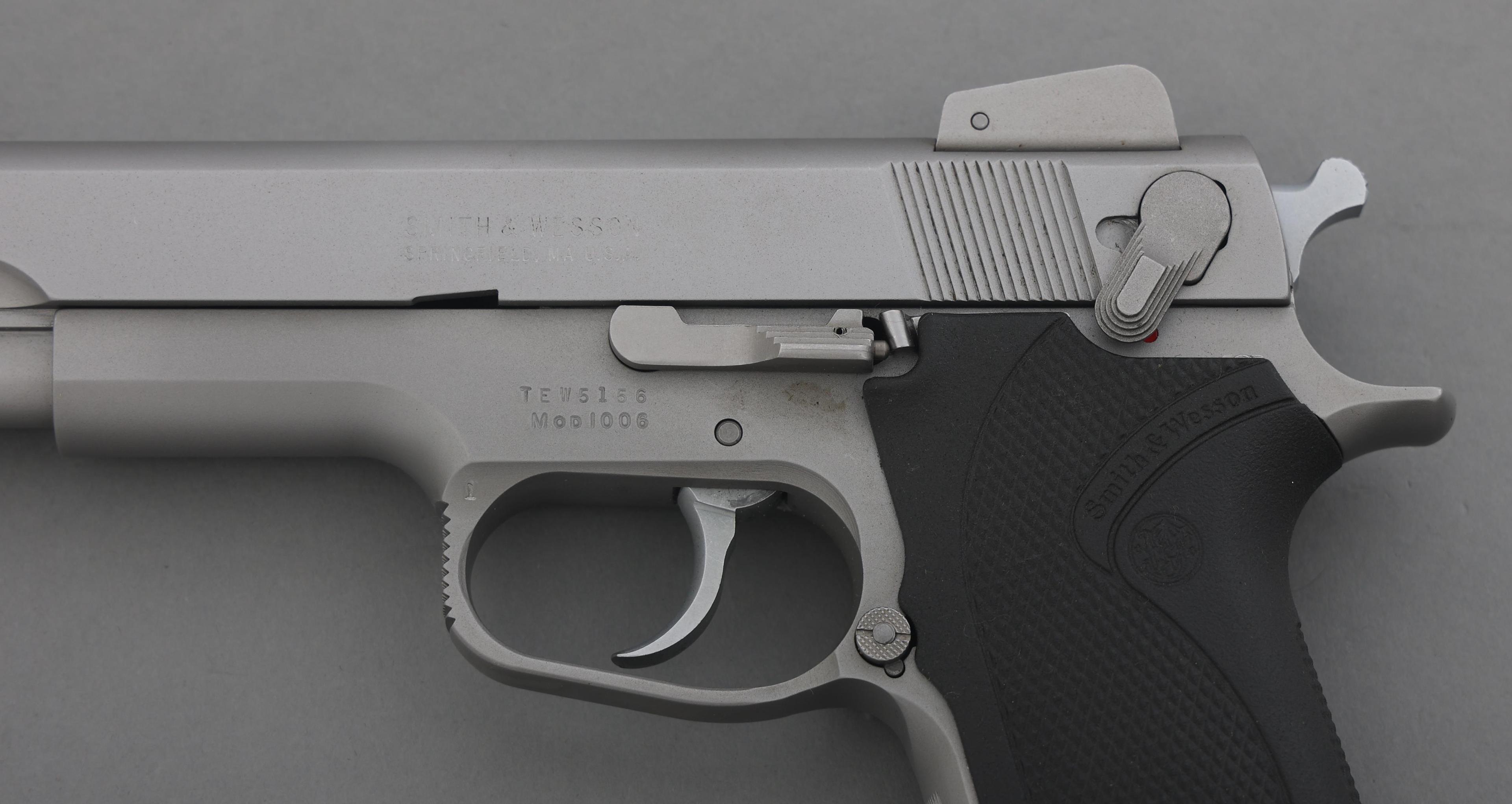 SMITH & WESSON MODEL 1006 10MM CALIBER PISTOL