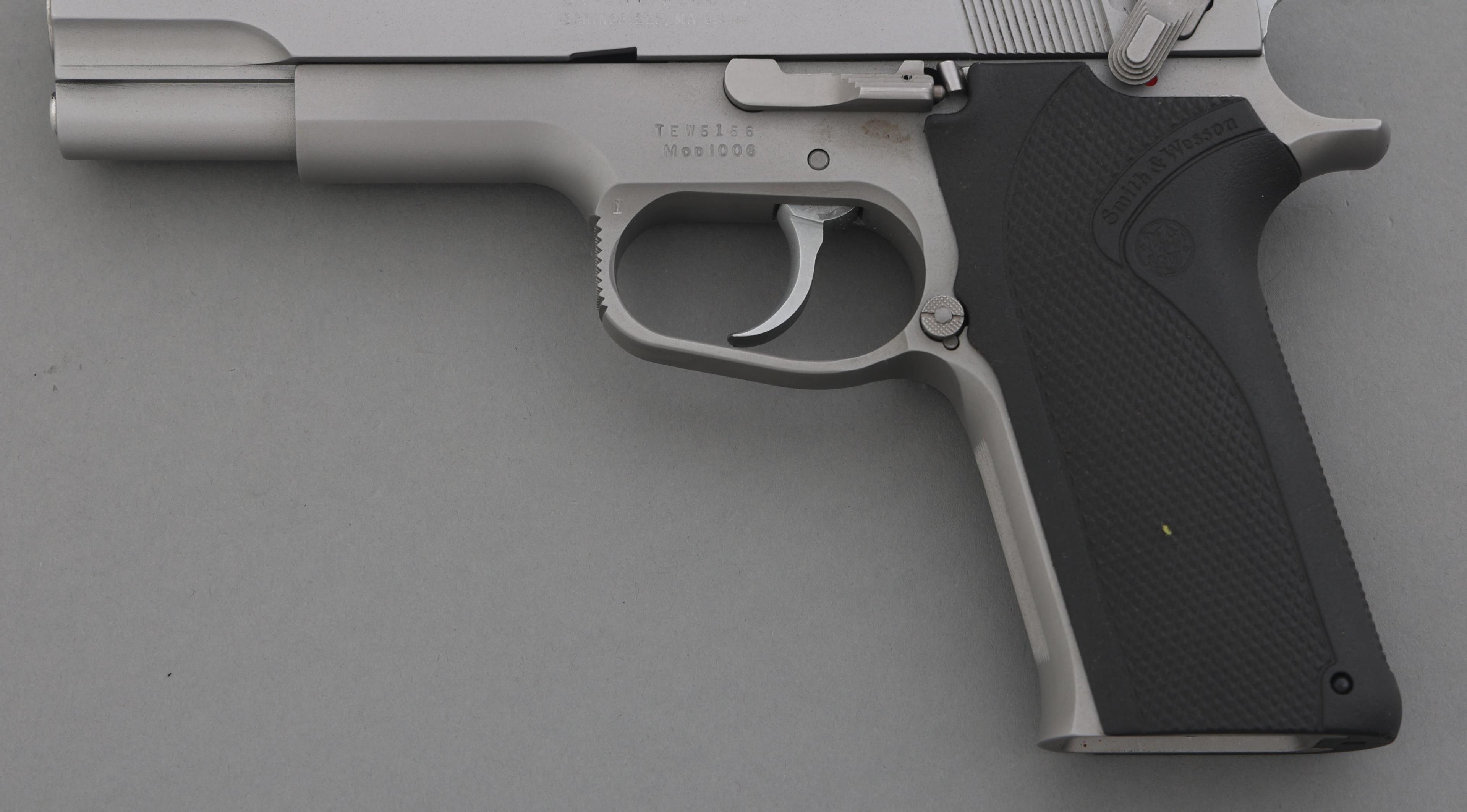 SMITH & WESSON MODEL 1006 10MM CALIBER PISTOL