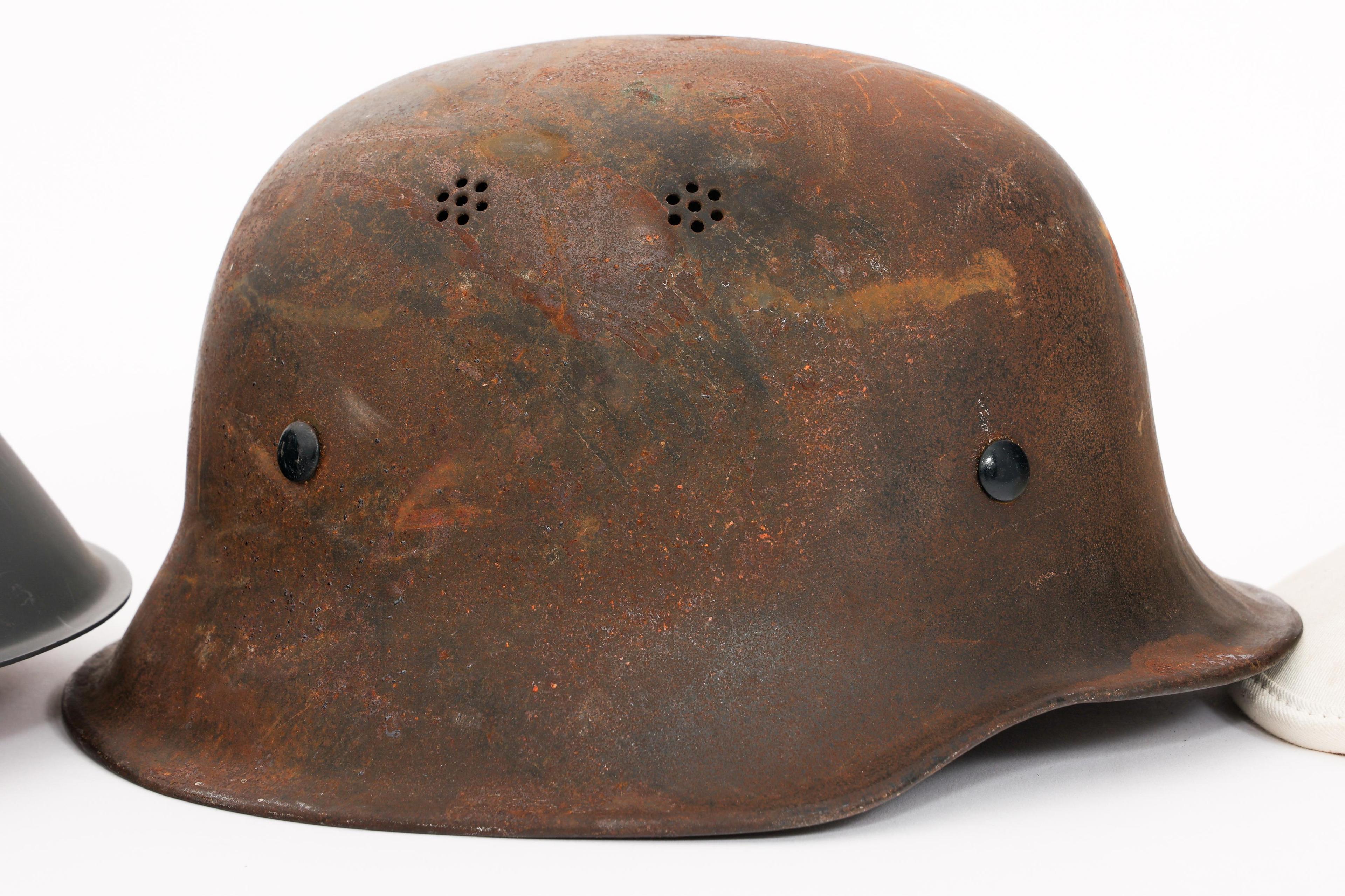 WWII - COLD WAR WORLD MILITARY COMBAT HELMETS