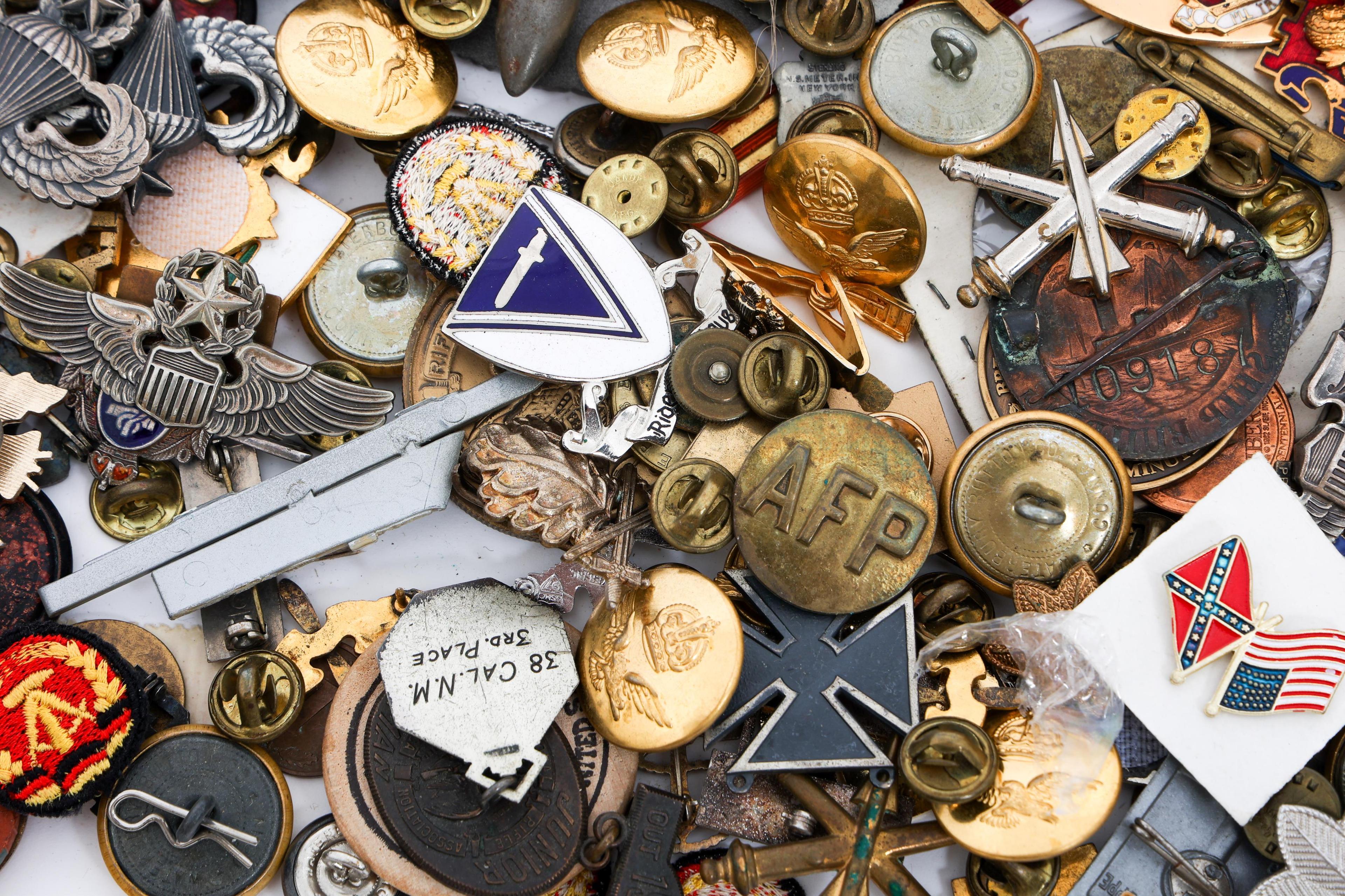 WWII - COLD WAR US ARMED FORCES INSIGNIA BONANZA