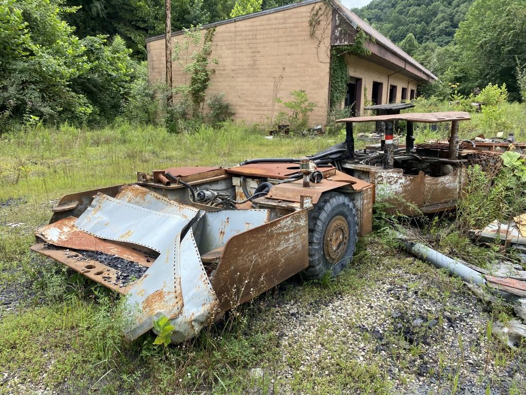 INGERSOLL-RAND 488 SECTION SCOOP WITH BATTERY CHARGER, S/N 488-2137 (UNIT #2137) LOCATION: EAST
