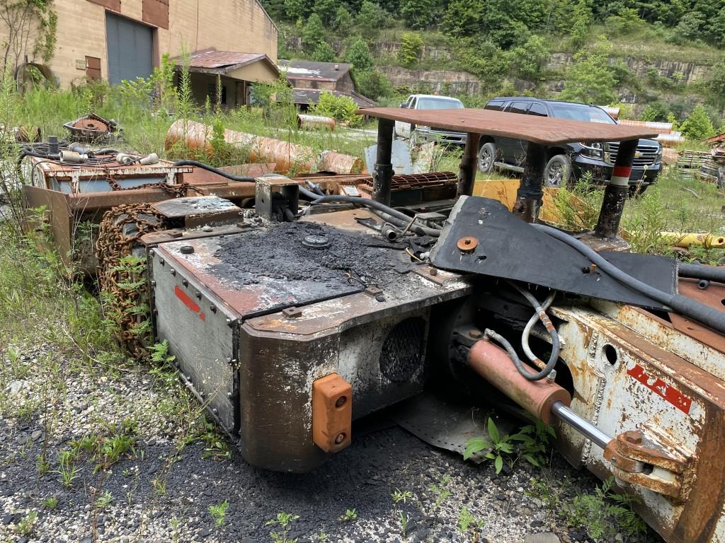 INGERSOLL-RAND 488 SECTION SCOOP WITH BATTERY CHARGER, S/N 488-2137 (UNIT #2137) LOCATION: EAST