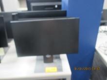 Dell 22" Monitors 3 total one is Cracked  2X$